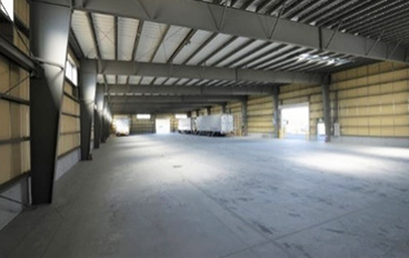 倉庫内は、自然光の取り入れや照明もLEDを使用しており、明るい倉庫内になっております。